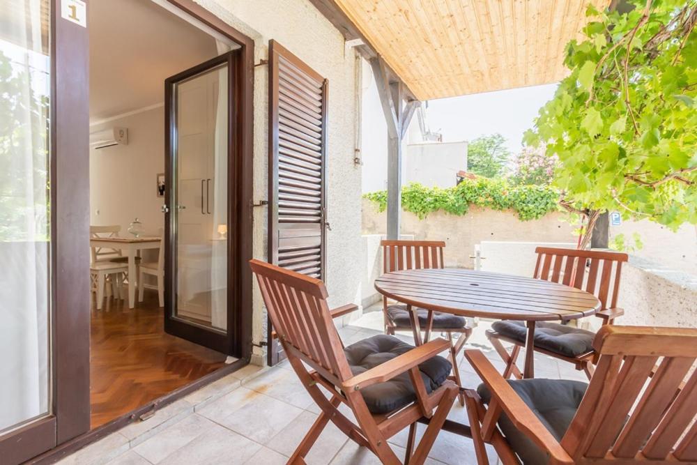 Apartments Vladan With Terrace Baška Eksteriør bilde