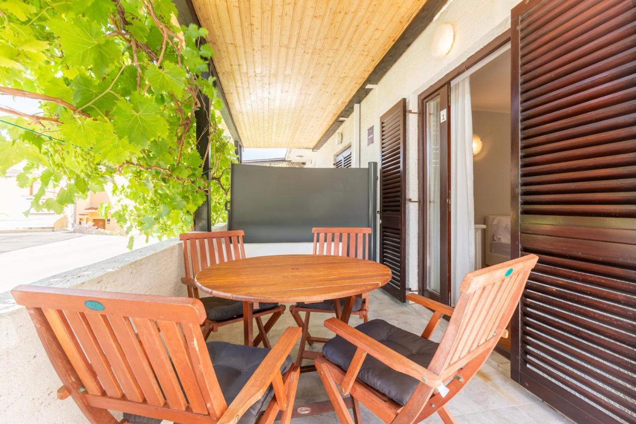 Apartments Vladan With Terrace Baška Eksteriør bilde
